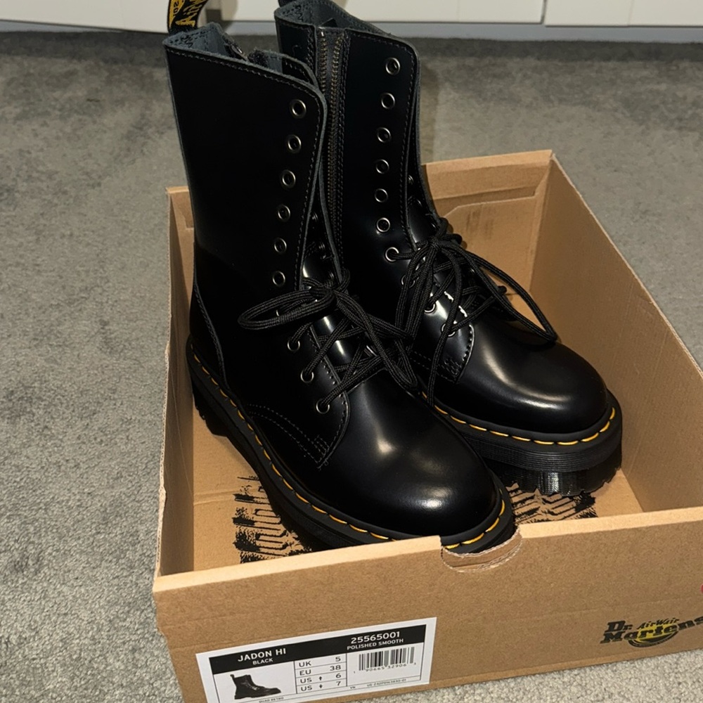 BRAND NEW Dr.Martens Jadon platform Hi Boots